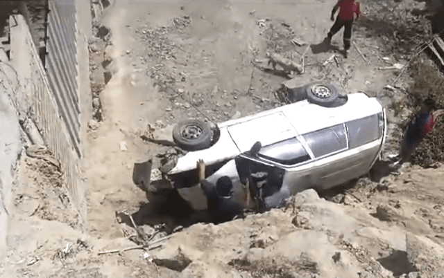 El vehículo terminó destrizado a causa del fuerte impacto que tuvo. Foto: Captura América Noticias   