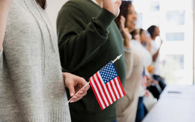  Los agentes de USCIS también llevan a cabo investigaciones de campo para verificar la información proporcionada en las solicitudes. Foto: iStock   