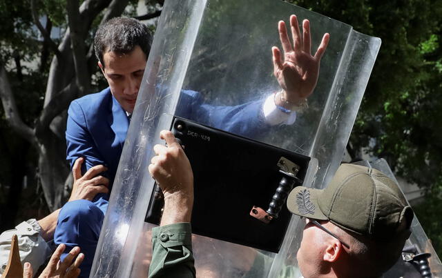 La burla de un simpatizante chavista conta Juan Guaidó y Fabiana Rosales. Foto: AFP.