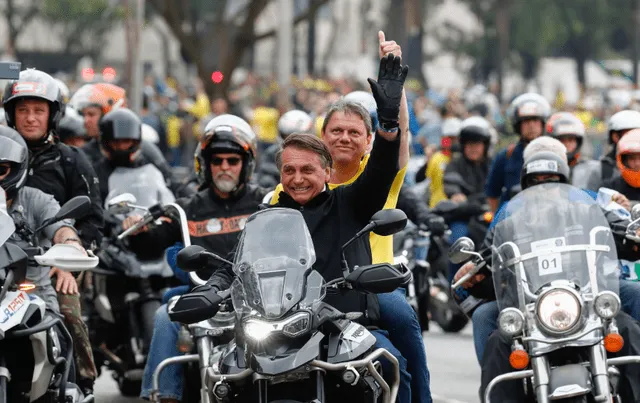 Jair Bolsonaro cerró su campaña electoral paseando en bicicleta. Foto: EFE