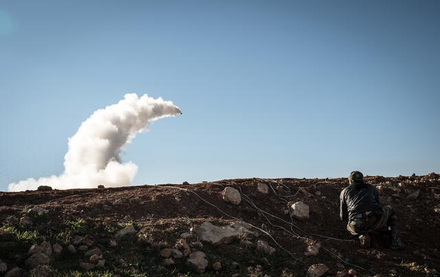 Syrian rebels launch a missile near the Abu Baker brigade in Albab, 30 kilometres from the northeastern Syrian city of Aleppo, on January 16, 2013. Universities were closed across Syria to mark a day of mourning called after twin blasts tore through an Aleppo campus while students were writing exams, killing at least 87 people. AFP PHOTO / EDOUARD ELIAS (Photo by EDOUARD ELIAS / AFP)