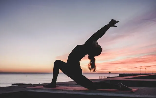 El yoga trae beneficios diversos, entre los que destaca una mayor energía sexual. (Foto: Unsplash)