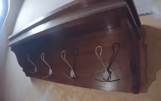 Colgador de uno de los cuartos del Gran Hotel Baños de Boza. Foto: captura de YouTube/MarkoTk   