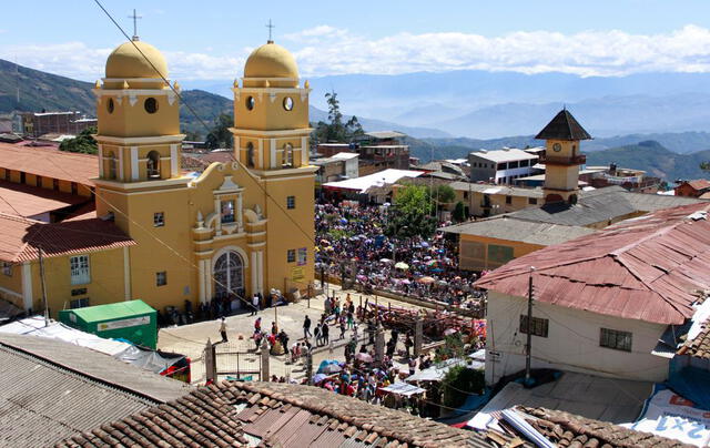 Los feligreses rodean el templo principal durante la festividad del Señor Cautivo de Ayabaca. Foto: Camila Vera / La República