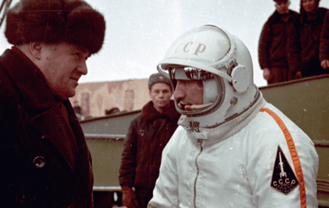 Serguéi Koroliov, ingeniero de cohetes y naves espaciales, se despedía de Leónov antes de su vuelo. Foto: Asif Siddiqi