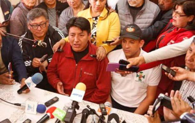 Camacho (d) y Pumari (c) en rueda de prensa