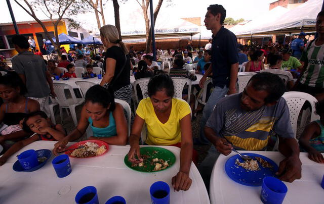 Debido a la escasez de alimentos más de 4.000 venezolanos se dirigen a Colombia para almorzar