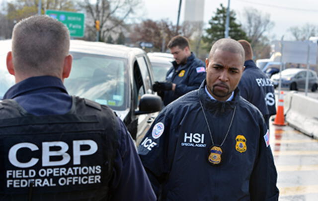 Agentes del ICE realizaron detenciones en Chicago el pasado domingo, generando preocupación entre la comunidad inmigrante. Foto: ICE   