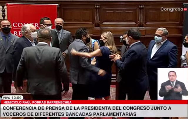 Abrazo entre Waldemar Cerrón y María del Carmen Alva. Foto: captura del Canal del Congreso