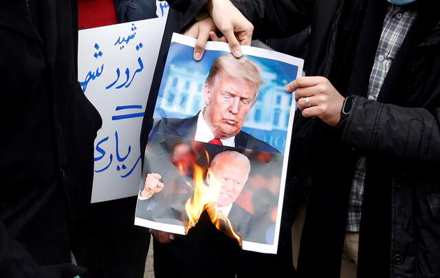 Protesta tras el asesinato de científico nuclear frente a la oficina del Ministerio de Relaciones Exteriores de Irán. Foto: EFE