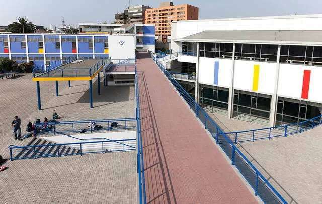 El campus del centro educativo está ubicado en Miraflores.