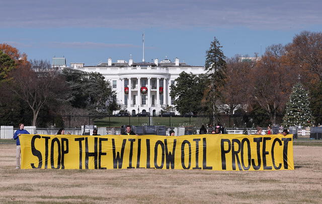 Manifestaciones a las afueras de la Casa Blanca contra el proyecto Willow. Foto: AFP   