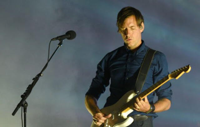 Ed O'Brien es un guitarrista británico de 52 años. Fundó y forma parte de la célebre banda Radiohead.