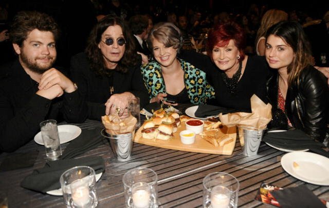 Ozzy Osbourne y su esposa Sharon junto a sus hijos Louis, Jack y Kelly Osbourne. Foto: Page Six