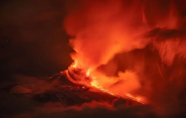 Foto 2- Erupción del volcán Etna. Foto: captura en Facebook.