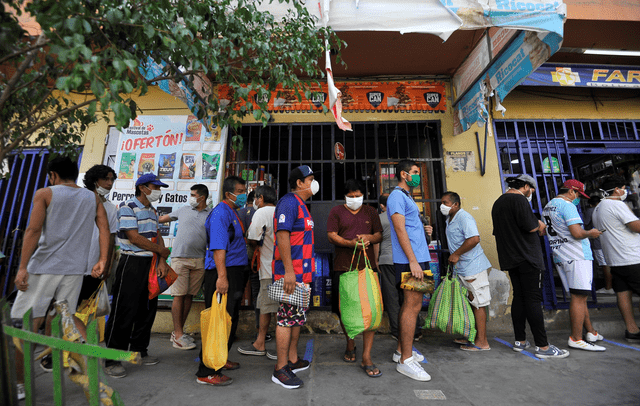 Hombres haciendo fila para ingresar a los mercados. Foto: Javier Quispe/La República.