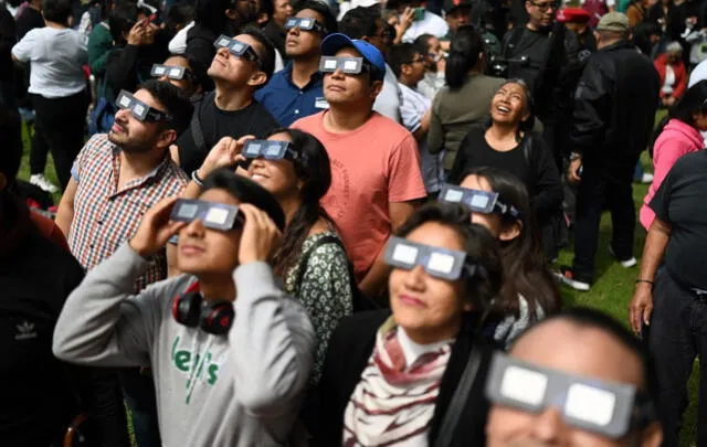 Para poder observar cualquier eclipse solar de forma segura, es imprescindible utilizar protección adecuada para los ojos, según la NASA y la Organización Mundial de la Salud (OMS). Foto: AFP   