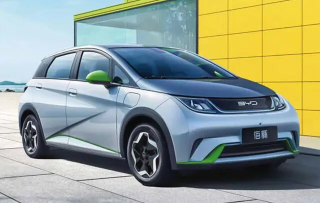 BYD experimentó un crecimiento exponencial a fines del 2023 con el registro de 525,409 autos eléctricos vendidos. Foto: La Tercera.   