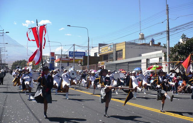 colegios en desfile militar