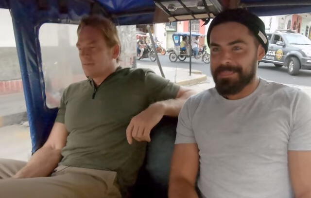 Zac Efron no pudo ocultar su emoción por viajar en mototaxi. Crédito: captura de Netflix.