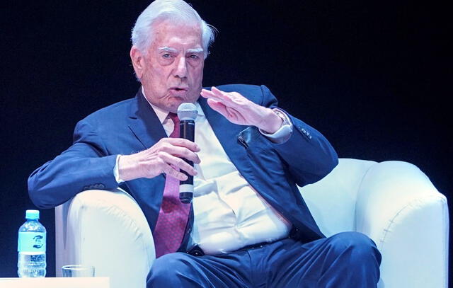 Vargas Llosa participa en un conversatorio en la 24° Feria Internacional del Libro de Lima. Foto: EFE.