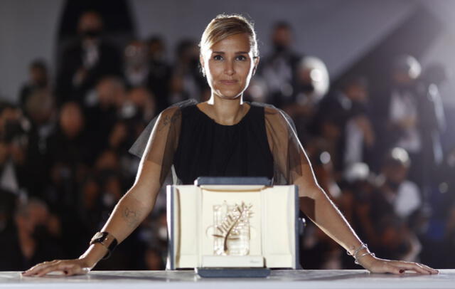 Julia Ducournau ganadora de la Palma de Oro en el Festival de Cannes 2021.Foto:  EFE