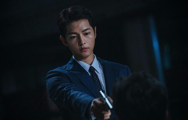 Song Joong Ki empuña un arma en still oficial de Vincenzo. Foto: tvN