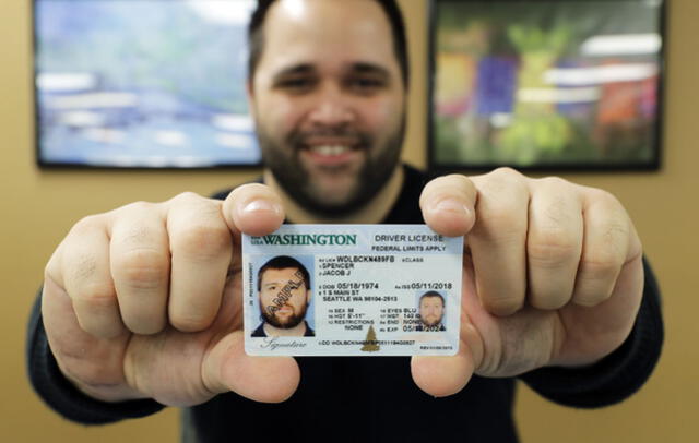  Usuario recibiendo su licencia de conducir. Foto: difusión   