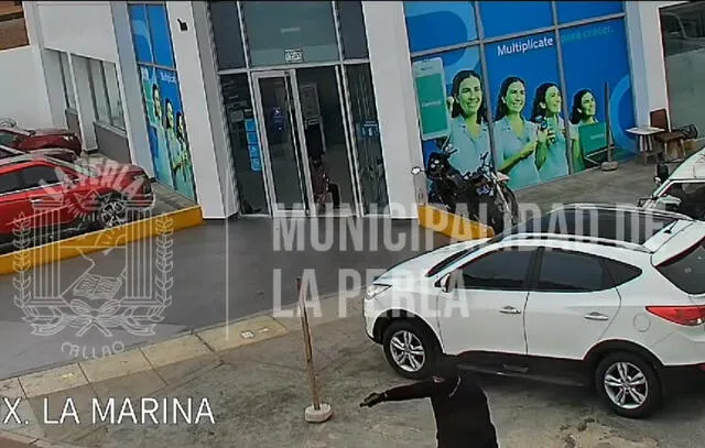 Delincuente con arma de fuego. Foto: Municipalidad La Perla   