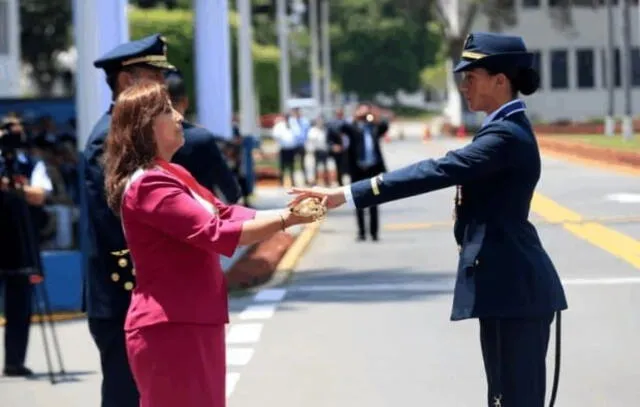 La piloto Ashley Vargar recibió la espada de honor en manos de la presidenta <strong>Dina Boluarte</strong>. La piloto Ashley Vargar recibió la espada de honor en manos de la presidenta <strong>Dina Boluarte</strong>.