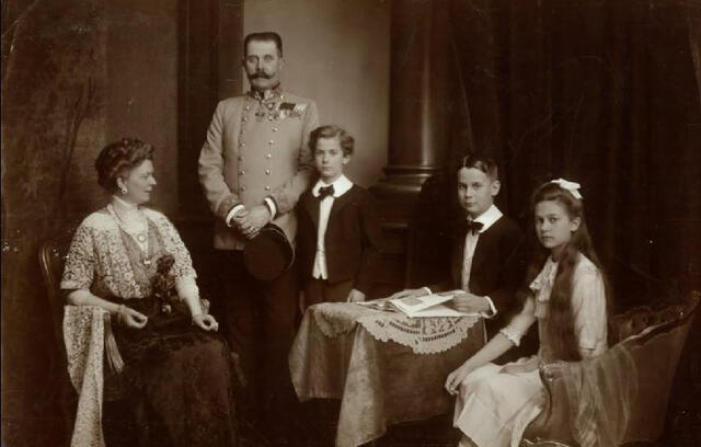 Francisco Fernando junto a su familia.