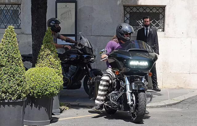 Jason Momoa captado subiendo a una Harley Davidson para recorrer Roma. Foto: DailyMail