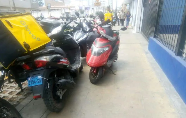 #YoDenuncio: motociclistas estacionan y ocupan veredas de Lince