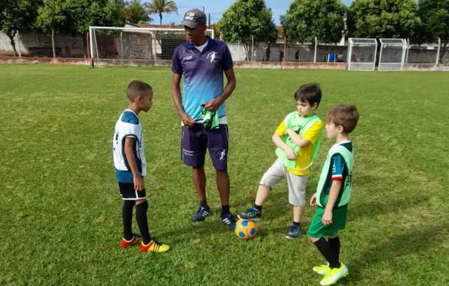 Eduardo Esidio entrenando a niños en su academia.