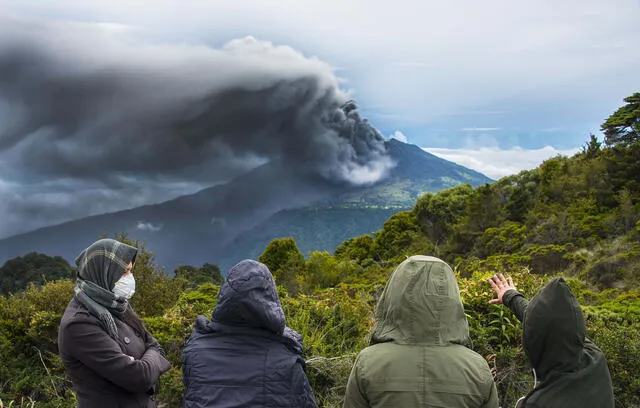 Personas viendo la nube de cenizas del Turrialba, en Costa Rica. Foto: AFP   