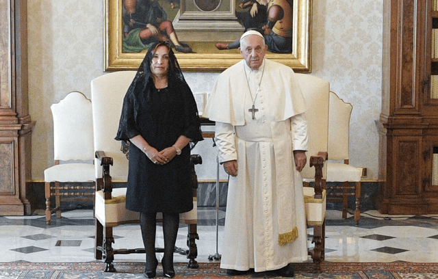 Dina Boluarte sostuvo breve encuentro con el papa Francisco durante su viaje al Vaticano. Foto: difusión   