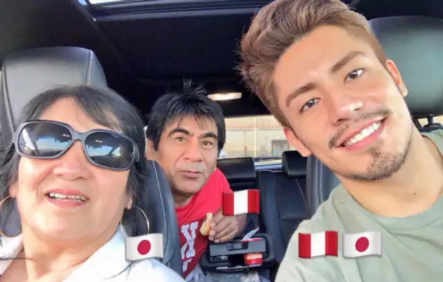  William Tsukamoto con su familia. El participante de 'El novio 2' de Netflix también tiene un hermano. Foto: Instagram/willyosco 