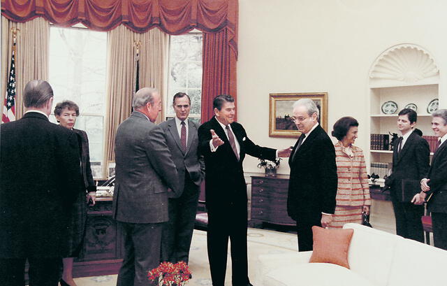 Liderazgo. Pérez de Cuéllar al frente de la ONU. Aquí con Ronald Reagan y George Bush.