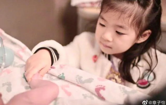 Xing Xing, primera hija de Zhang Ziyi, junto a su hermano recién nacido. Xing Xing, primera hija de Zhang Ziyi, junto a su hermano recién nacido.