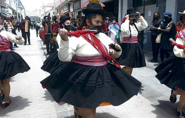 Baile. Conjuntos de Sikuris acompañaron a autoridades durante recorrido en Puno. Foto: Juan Carlos Cisneros/ La República