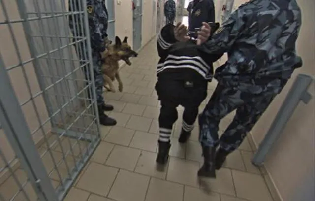 Los presos son doblegados por la cintura en algunas ocasiones cuando son trasladados. Foto: captura National Geographic
