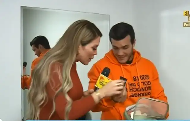 Sheyla Rojas revisa maquillaje de Mario Irivarren. (Foto: captura) Sheyla Rojas revisa maquillaje de Mario Irivarren. (Foto: captura)