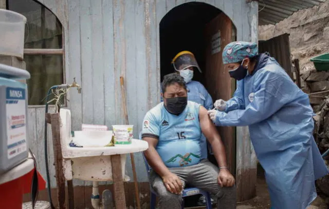 El Minsa implementó la estrategia de vacunación casa por casa a fin de inmunizar a las personas que no pueden acercarse a los centros de inoculación. Foto: Antonio Melgarejo Yaranga/La República