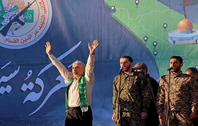 Yahya Sinwar, líder del movimiento palestino Hamás, hace gestos en el escenario durante una manifestación en la ciudad de Gaza. Foto: AFP   