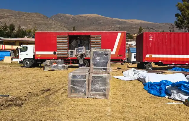 Esta instalación de nuevos domos permitirá a 2.880 estudiantes continuar con sus clases mientras se evalúan los daños en la infraestructura educativa debido al sismo.