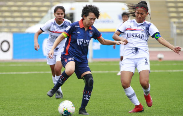 Adriana Dávila disputa un balón ante una futbolista de la San Martín por la Liga Femenina FPF 2021. Foto: Liga femenina