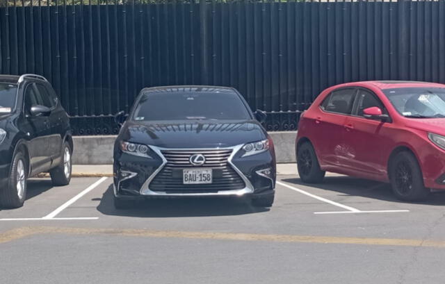 Vehículo Lexus en el estacionamiento de Palacio de Gobierno