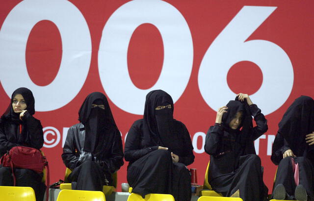 Mujeres qataríes viendo un partido de fútbol de la Copa Asiática femenina de fútbol. Foto: AFP