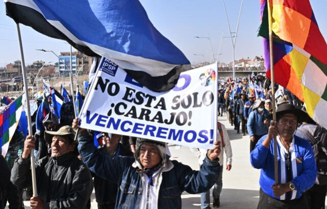 Cientos de seguidores de Morales bloquearon las principales vías de conexión en protesta contra el probable arresto del expresidente por presunto abuso. Foto: AFP   