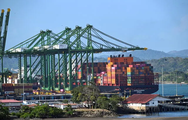 La Autoridad del Canal de Panamá (ACP) afirmó que los cobros se determinan según criterios de mercado y costos operativos, sin distinción de país. Foto: AFP   